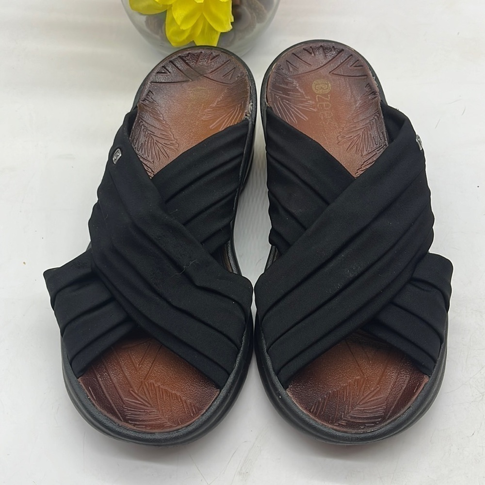 Bzees Knockout Black Fabric Sandal Size 7. MCW3676